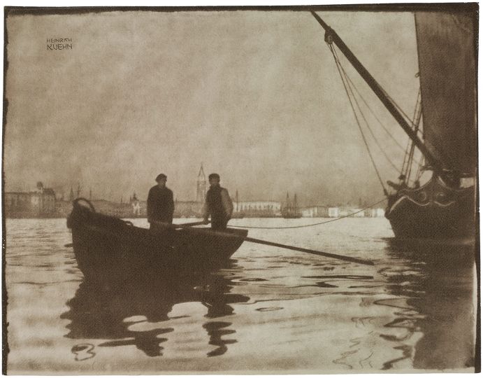 Dans la baie de Saint Marc, Venise, vers 1898
Epreuve à la gomme bichromatée, Collection particulière © Heinrich Kühn, Courtesy Christie's