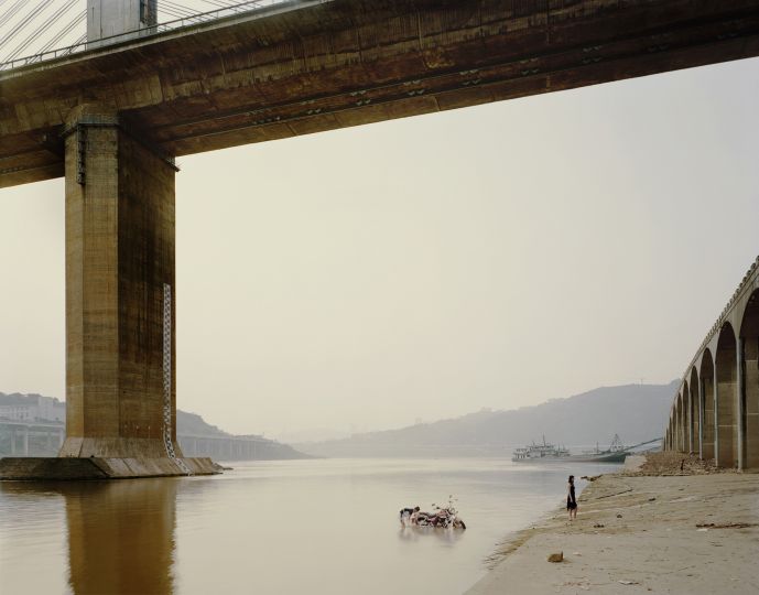 Nadav Kander, Chongqing VII, (Washing Bike), 2006. © Nadav Kander. Courtesy of Camera Work, Berlin