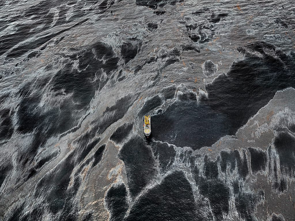 Edward Burtynsky considers a petroleum-drunk world in 'Oil' - Las