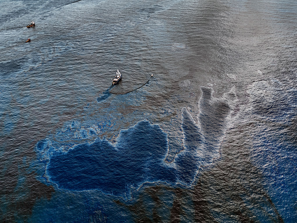 Edward Burtynsky considers a petroleum-drunk world in 'Oil' - Las