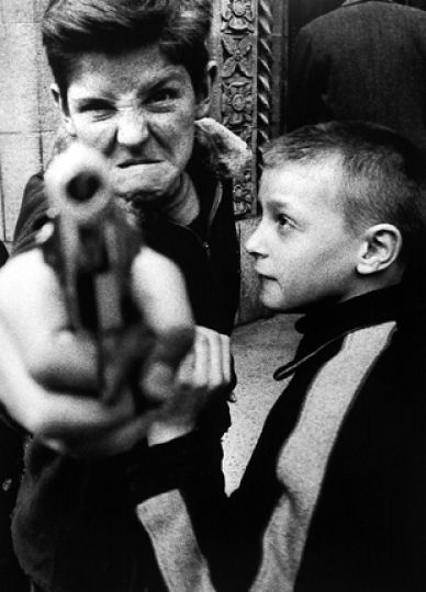 Gun 1, New York, 1955 ©William Klein / Howard Greenberg Gallery