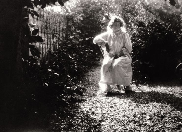 Bonnard Marthe en chemise au jardinrn1900 ©Pierre Bonnard Courtesy of Musée d'Orsay