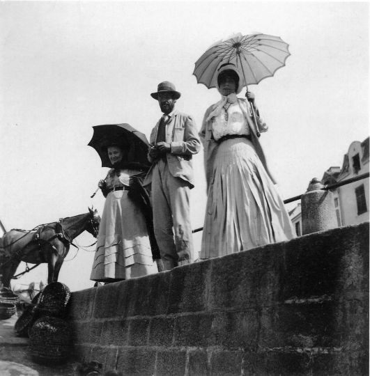 Mme Vuillard et le couple Bonnard au Pouliguen, 1908 © Edouard Vuillard rnColl Galerie Jeanne Bucher Courtesy of Musée Angladon