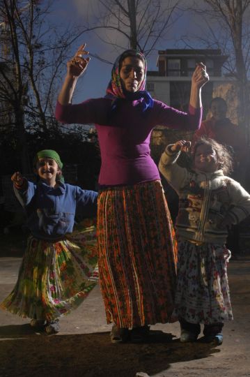 Florentina danse avec Maria et Tuta; parfois elle dit vouloir rentrer en Roumanie. © Gabriela Lupu