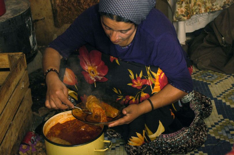 Sedra, fille Rostas, sert les sarmale, cuisinés au poile construit par son mari © Gabriela Lupu