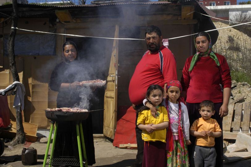 La famille Lacatus et Elisabeta; dans le campement il y a juste un grill, qui passe d'une famille à l'autre à tour de rôle © Gabriela Lupu