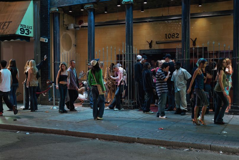 In front of a nightclub, 2006 © Jeff Wall