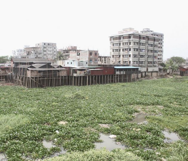 u2028L'eau du Buriganga à coté des abris et maisons temporaires, Dacca, Bangladeshu2028 © Munem Wasif