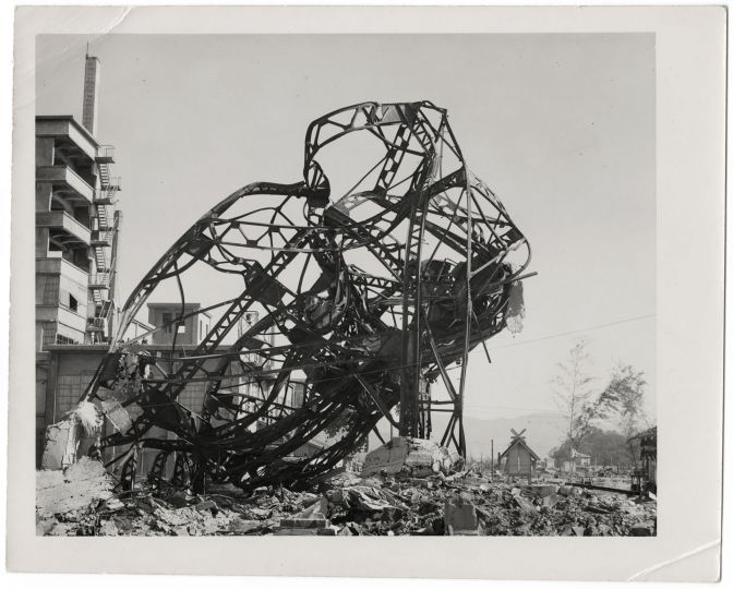 United States Strategic Bombing Survey, Physical Damage Division [Distorted steel-frame structure of Odamasa Store, Hiroshima], November 20, 1945rn© International Center of Photography