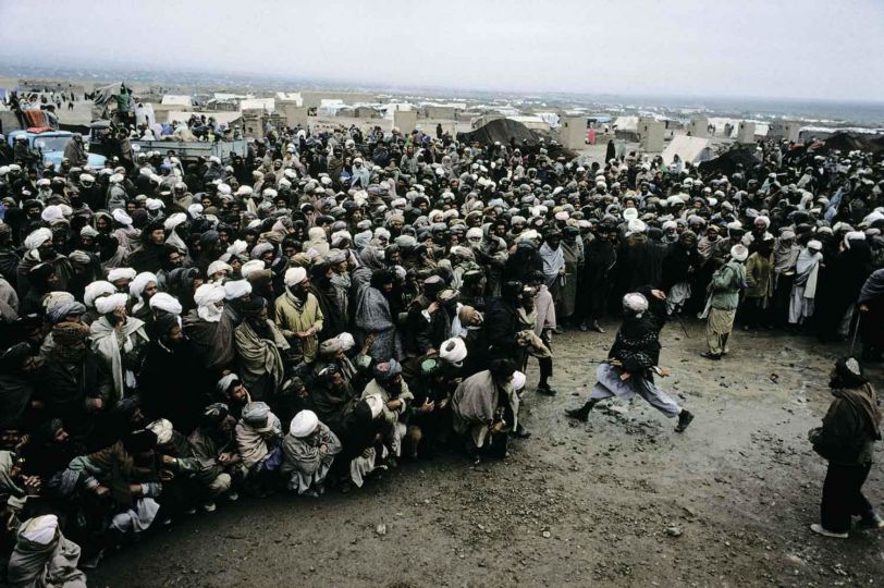 Distribution alimentaire dans le camp de déplacés de Hérat, photo publiée dans de l'air #10 (mars-avril 2002) © Julien Chatelin