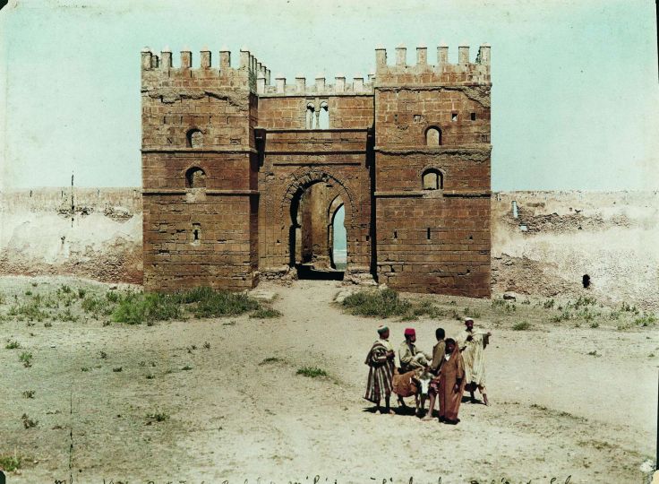 Porte de la Casbah de Méhédhya, 1935 © Gabriel Veyre, Lumière des Roses / Coll. Jacquier-Veyre