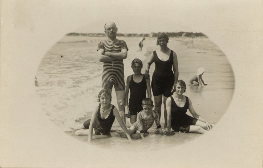 Les bains de mer, vers 1930 courtesy of Emmanuelle Fructus, Un livre-une imagern