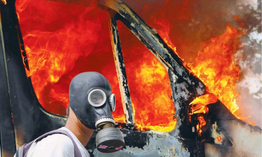 --The demonstrations continue in Athensu2026-- rnThe Guardian, June 29.rnPhoto : Yannis Behrakis/Reuters.