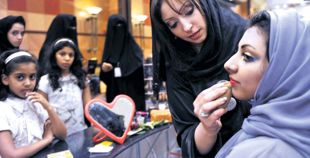 --Make up demonstration at Jeddah, Saudi Arabia. Last week, women in this country got behind the wheel. In motion. Even if this photograph shows an article that has nothing to do with female emancipation.--rnThe Observer, 26 June.rnPhoto : Amer Hilabi/ AFP.
