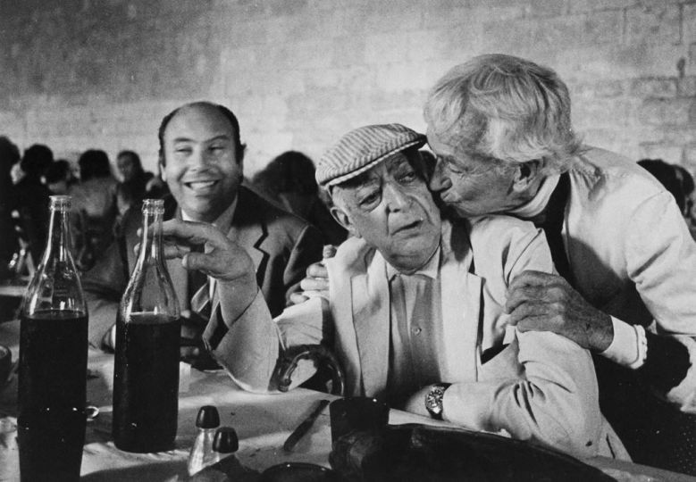 Brassaï and Lartigue at the lunch at Montmajour Abbey ; on Brassaï's left, Jean-Maurice Rouquette © Jean Dieuzaide, archives Jean Dieuzaide