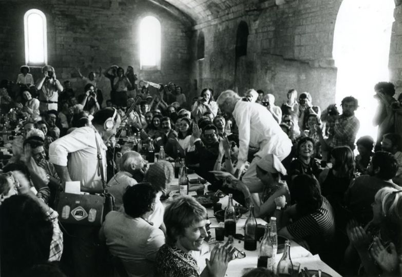 Lartigue monte sur sa chaise lors du déjeuner à l'Abbaye de Montmajour © Roland Laboye, collection Roland Laboye