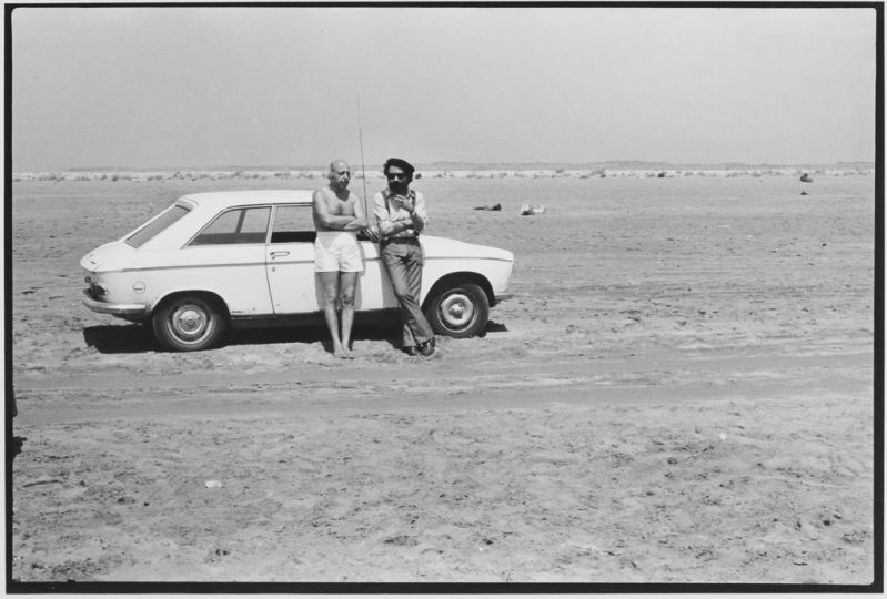 Youssuf Karsh and Georges Tourdjman talking at the beach © Patrice Bouvier, collection Patrice Bouvier