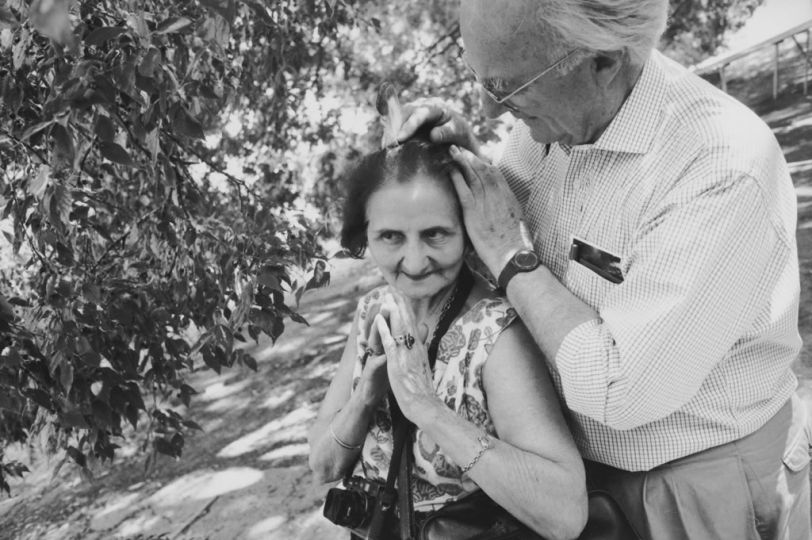 Yvette Troispoux et Jean Dieuzaide sous les micocouliers du Théu00e2tre Antique © Felicia Murray, collection Felicia Murray