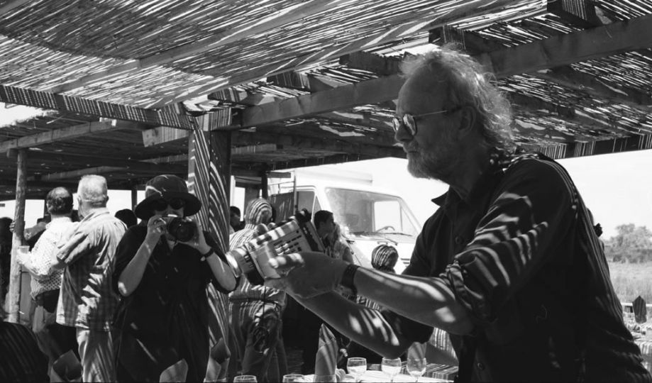 Josef Koudelka en train de filmer et Sarah Moon en train de photographier à la Ferrade © Jean-Christophe Béchet, collection Jean-Christophe Béchet