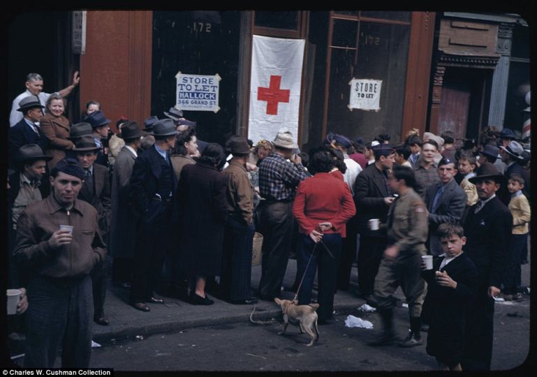 A crowd gathers during a salvage collection on the Lower East Side on October 4, 1942 © Charles Weever Cushman