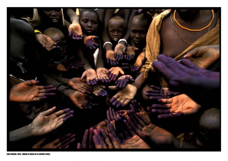 Along the Sudan/Kenya border, Sept. 1986.rnAs is often the case with civil wars, famine resulted and local people are the victims. The Red Cross dyed the hands of those people who did not receive food on this day so that they would be the first to receive food the next time it was distributed © Thomas Haley