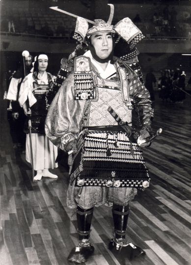 [ Mishima ] - Mishima en tenue de guerrier féodal. Photographie noir et blanc Keystone, 1970. Tirage d'époque 21 x 15 cm.