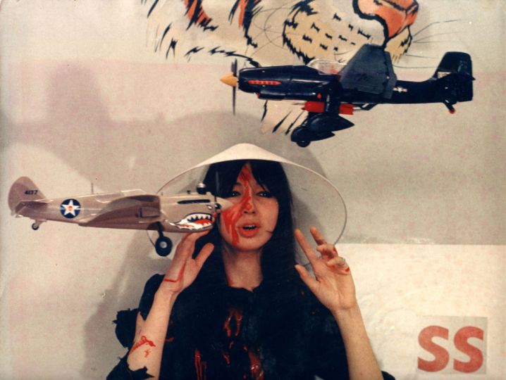 Marie-Lou Parolini. Yvonne (Juliet Berto), en vietnamienne martyrisée par les avions américains et le tigre Esso. Photographie couleurs réalisée sur le tournage du film de Jean-Luc Godard La Chinoise, 1967. Tirage d'époque 24 x 30 cm.