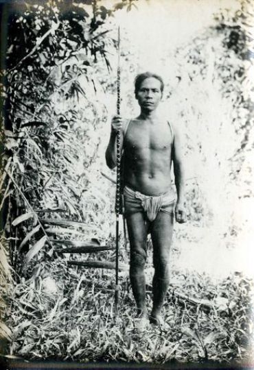 ANONYMErnPortrait in situ,rnPhilippines, vers 1900rnTirage argentiquernImage : 17 x 12 cm