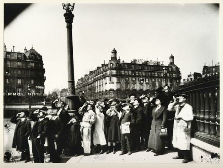 EUGENE ATGET (1857-1927) /rnBERENICE ABBOTT (1898-1991)rnL'Eclipse de 1909, ParisrnTirage argentique viré à l'or réalisé parrnAbbott vers 1950, d'après un négatif verrernd'Atget. Tampon --photo Atget-- etrnsignature d'Abbott au crayon au dos.rnImage : 17 x 23 cm