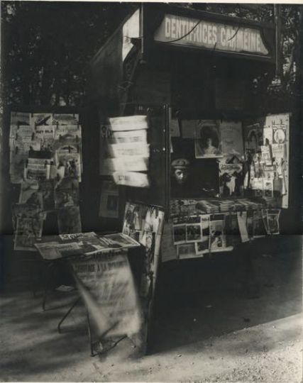 EUGENE ATGET (1857-1927) /rnBERENICE ABBOTT (1898-1991)rnKiosque à journaux, Paris, versrnTirage argentique réalisé par Abbott versrn1950 d'après un négatif verre d'Atget.rnTampon --Eugène Atget Photograph.rnPrinted by Berenice Abbott-- au dos.rnImage : 35 x 27,5 cm