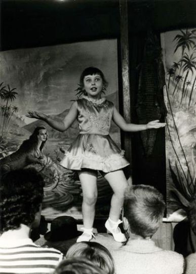 IZIS (1911-1980)rnParade pour la Femme Crocodile,rnFoire du Trône, Paris, 1959rnTirage argentique d'époque.rnSigné par l'artiste au crayon au dos.rnImage : 27,7 x 19,6 cm