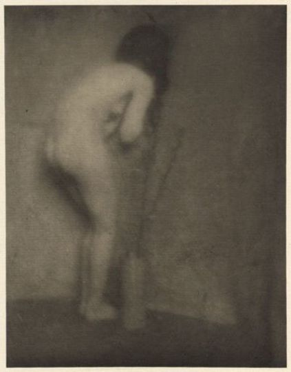 EDWARD STEICHEN (1879-1973)rnThe Little Model, vers 1906rnGravure sur tissuernPublié dans Camera WorkrnImage : 21 x 16 cm