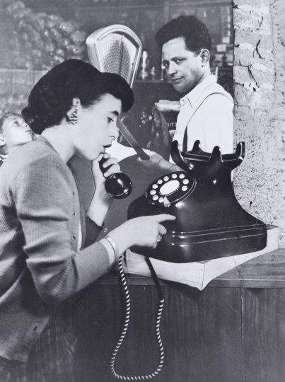 Sueu00a7o 41, The Phone Call, 1951 © Grete Stern