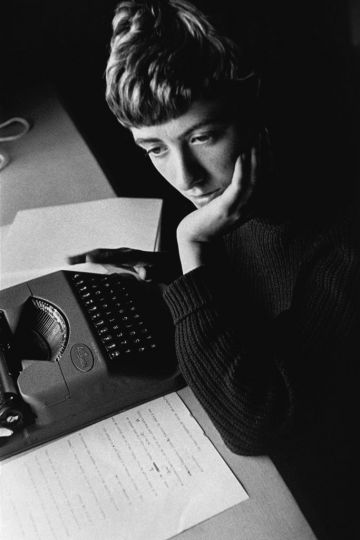St Tropez, 1956. Françoise Sagan termine son second livre Un certainrnsourire. u201cSaint-Tropez, beau, étonnamment beau. Une ville de bord de mer àrnla beauté indestructible. Une communion entre l'u00e2me humaine et le paysageu201d,rndéclare Sagan, célèbre depuis que Mauriac a salué Bonjour Tristesse enrnpremière page du Figaro.rn© Estate of David Seymour/Magnum Photos