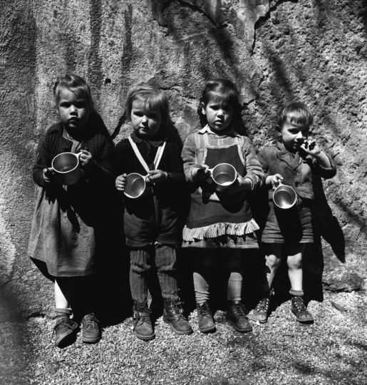 Vienne, 1948. Des écoliers attendent la distribution de nourriture dernl'Unicef.rn© Estate of David Seymour/Magnum Photosrn