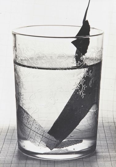 Vaso con papel, 1931 © Stern Grete