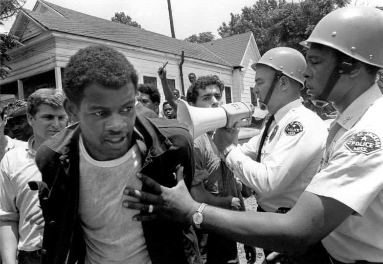 Policiers arrêtant des participants lors d'une manifestation contre la ségrégation. Jackson (Mississippi, Etats-Unis), 24 juin 1966 © 1976 Matt Herron / Take Stock / The Image Works / Roger-Viollet