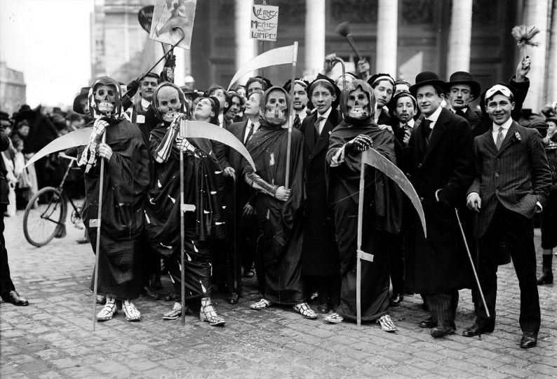 Groupe d'étudiants pendant la Mi-Carême à Paris, le 23 mars 1911 © Maurice-Louis Branger /  Roger-Viollet
