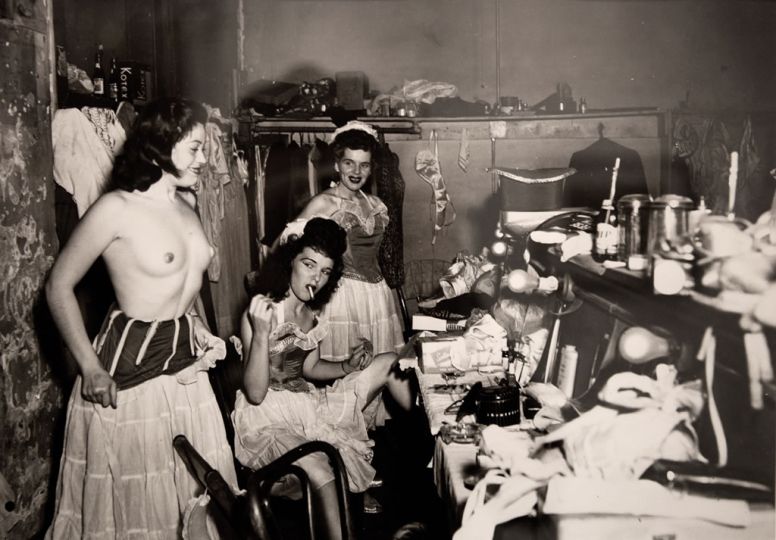 Dressing Room at a New Orleans Burly-Que © Weegee (Arthur H. Fellig), Joerg Mass Kunsthandel