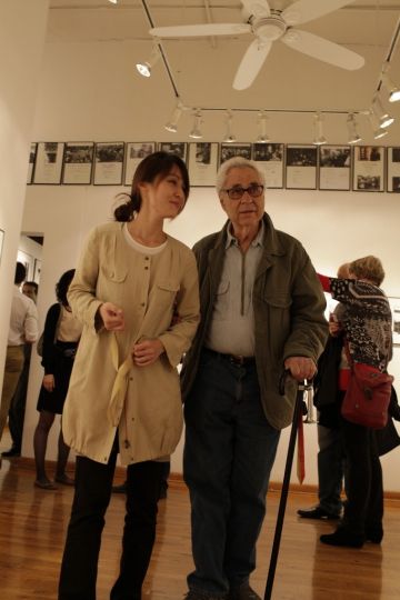 Elliott Erwitt and friend in the Gallery © Bob McNeely