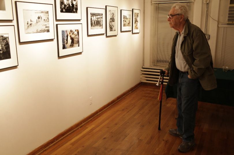 Elliott Erwitt looking at the photos © Bob McNeely