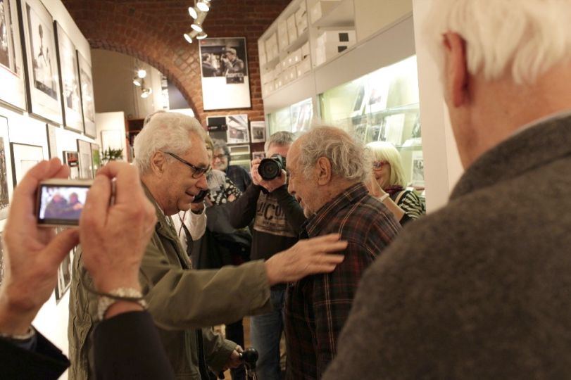 Elliott Erwitt and Robert Frank greet each other © Bob McNeely