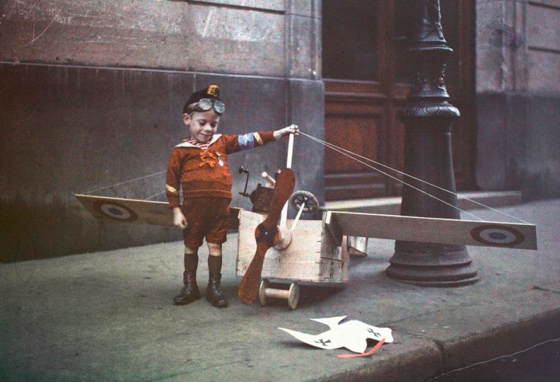 L’armée de la rue Greneta, N.3310 - Paris ; 19 septembre 1915 - La guerre chez les enfants. Le célèbre aviateur “Pépéte” triomphe devant sa victime © Léon Gimpel /Coll société Française de Photographie