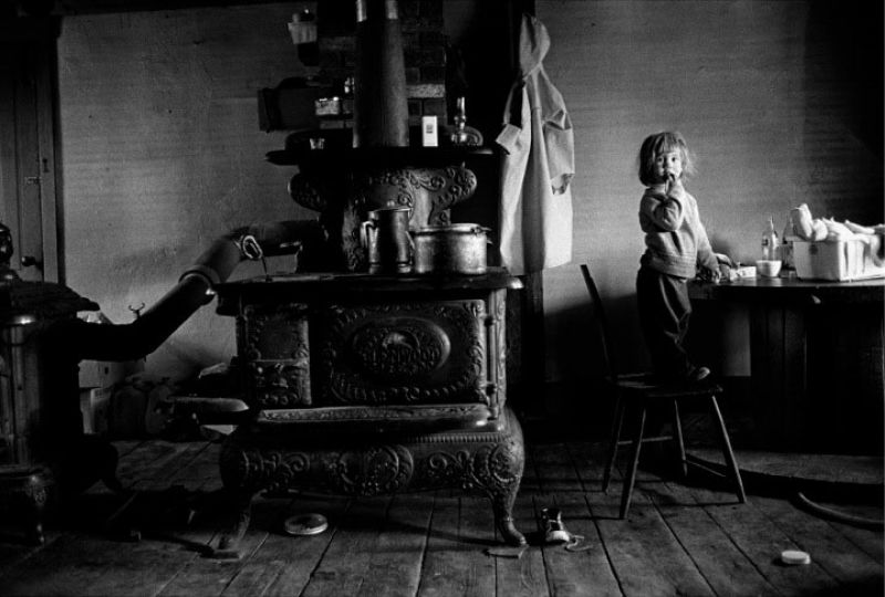 u201cDonny's girl in the kitchen, 1982u201d ©Steven Rubin, courtesy Drkrm