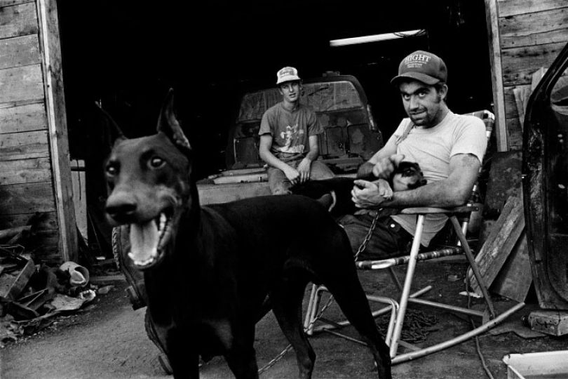u201cMerton and Meryl and their Dobermans, 1990u201d ©Steven Rubin, courtesy Drkrm