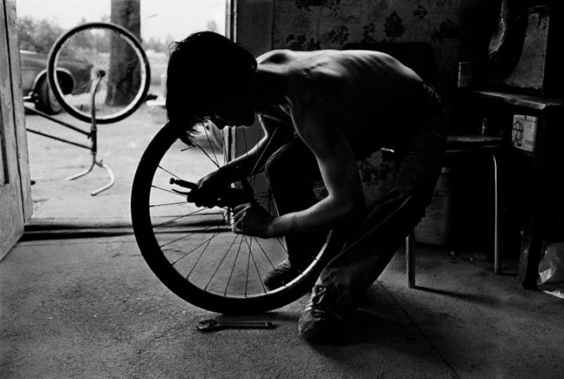 u201cErnie tinkering. 1983u201d ©Steven Rubin, courtesy Drkrm