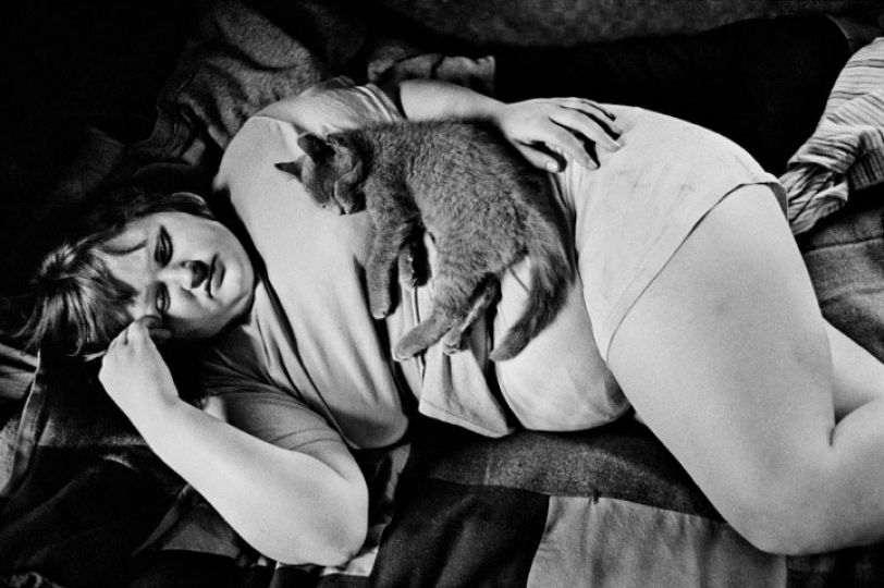 u201cTracy and her cat, 1991u201d ©Steven Rubin, courtesy Drkrm