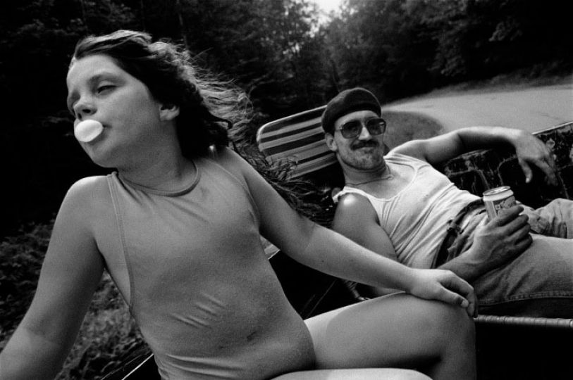 u201cLiza and Uncle Kendall on the way to the swimming hole, 1990u201d ©Steven Rubin, courtesy Drkrm