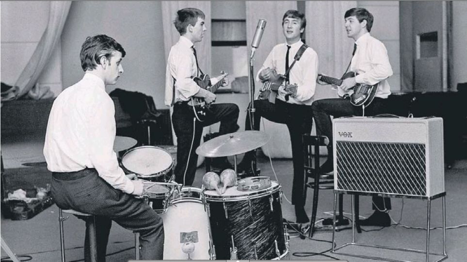 The Guardian. Les Beattles. 1962, enregistrement du 1er disque, du temps de  « Love me do ».  photo Dezo Hoffmann/ Apples Corps.