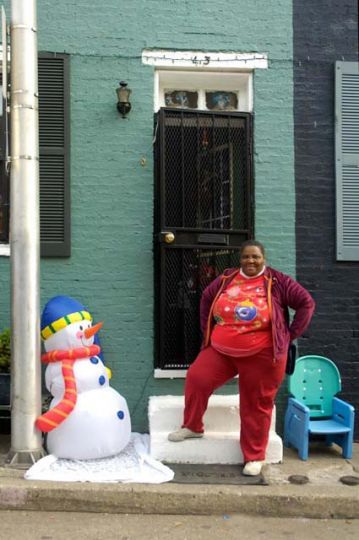 Cocky with her Christmas decorations in Stockton Alley © Martha Cooper